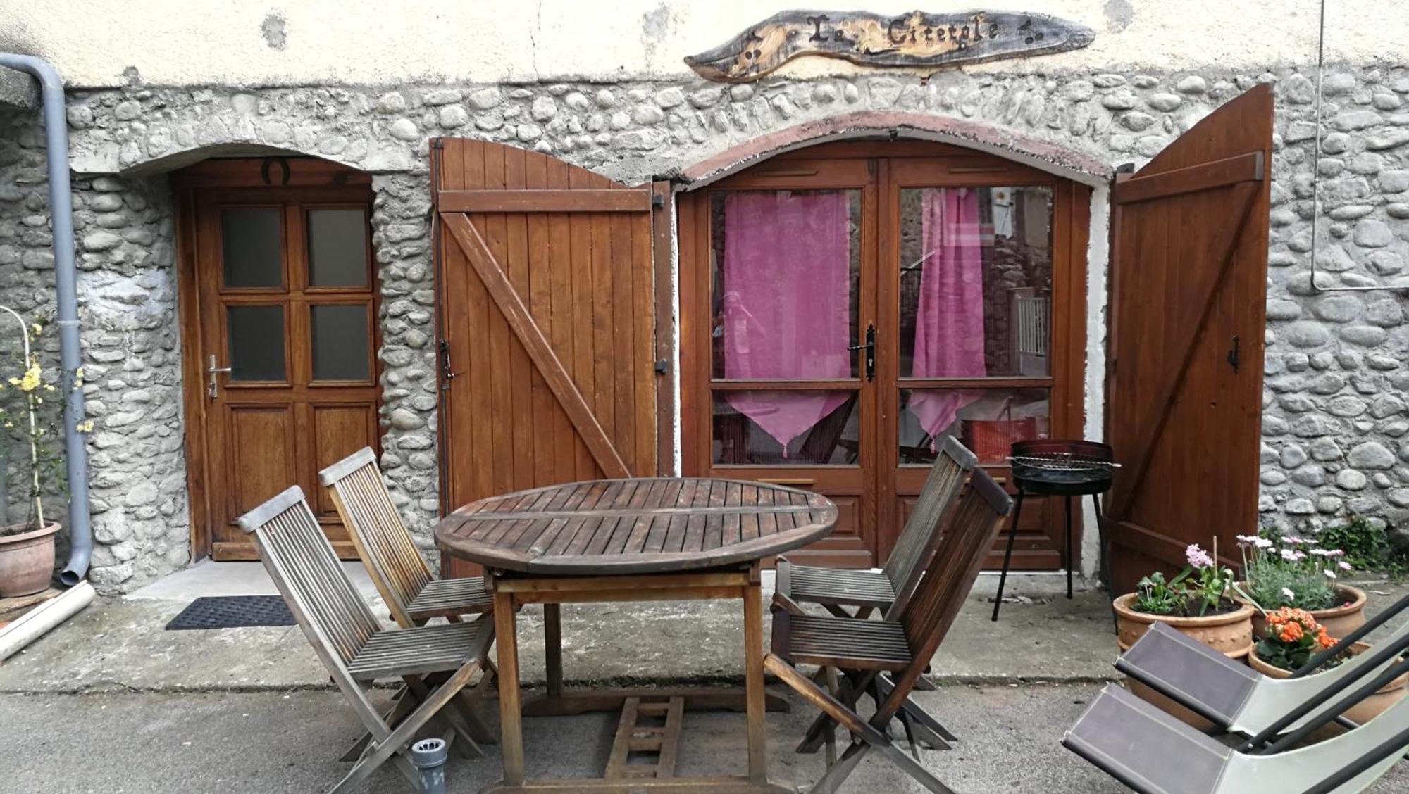 Hotel La Cirerole Casteil Exterior foto