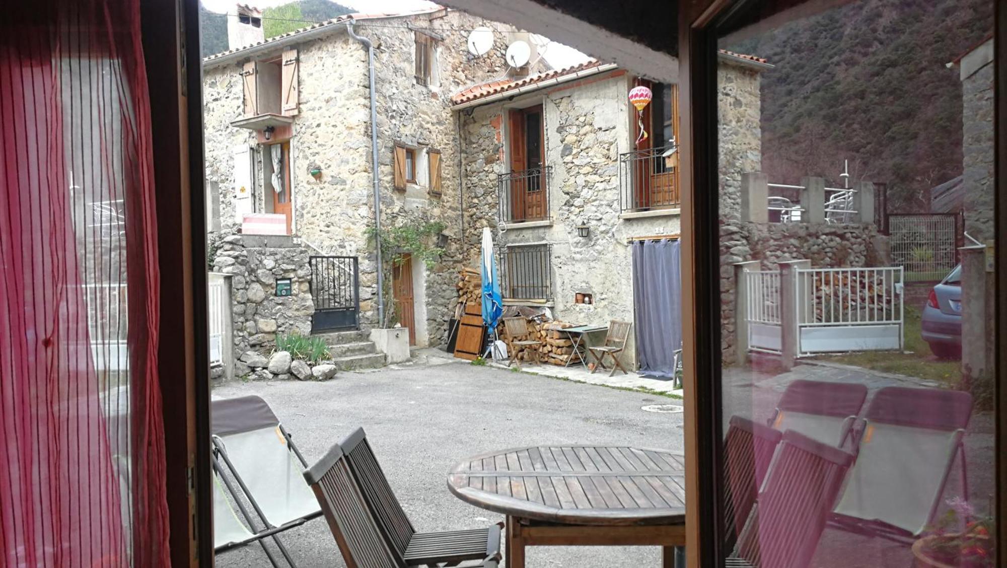 Hotel La Cirerole Casteil Exterior foto