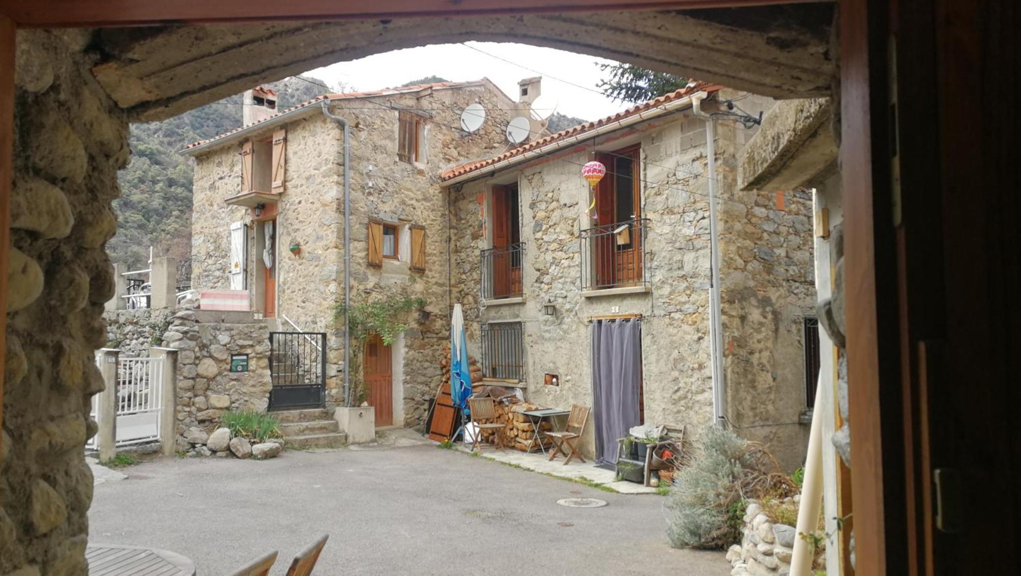 Hotel La Cirerole Casteil Exterior foto