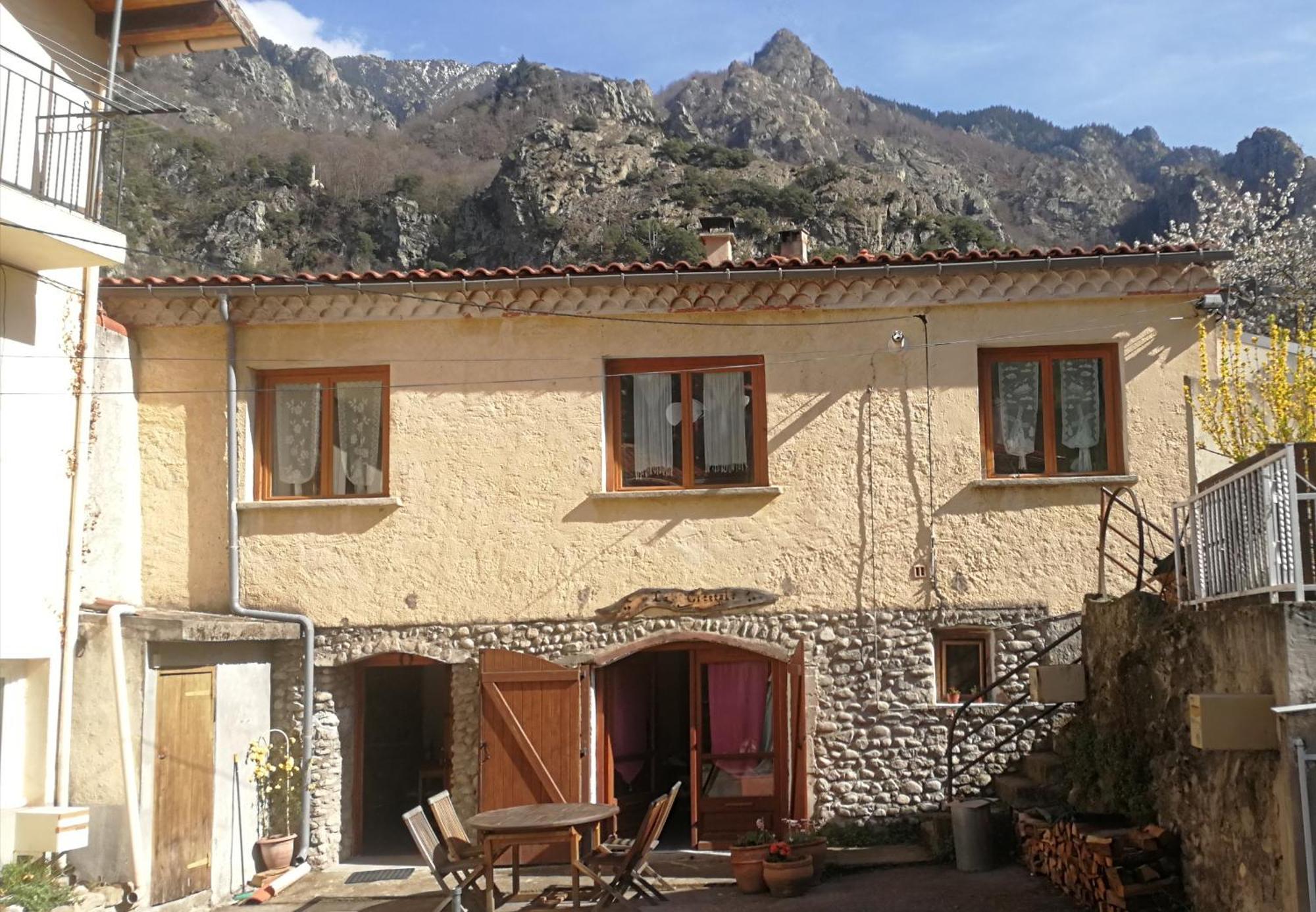 Hotel La Cirerole Casteil Exterior foto